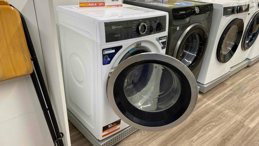 Bauknecht-Waschmaschine getestet: Ein Gerät neben anderen in einer Verkaufsfläche mit geöffneter Klappe.
