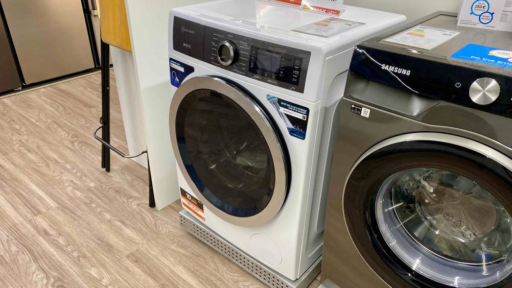 Eine getestete Bauknecht-Waschmaschine neben anderen Geräten in einer Verkaufsfläche.