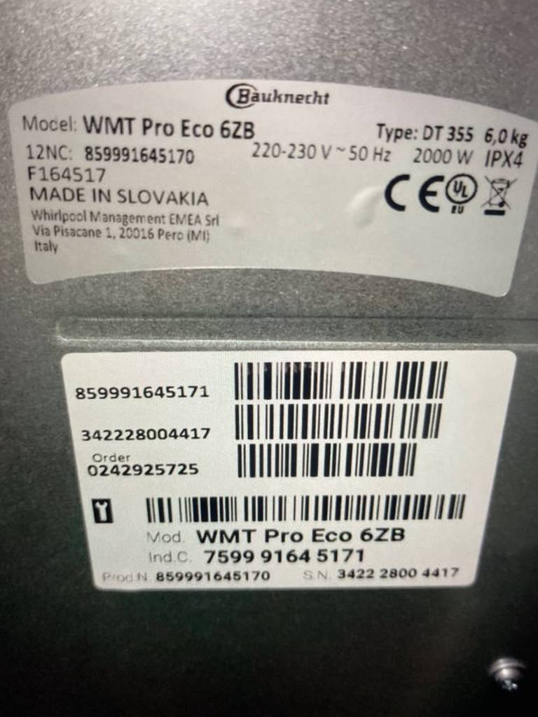 Toplader-Waschmaschine-Test: Nahaufnahme des Typenschilds eines Bauknecht WMT Pro Eco 6ZB Topladers.