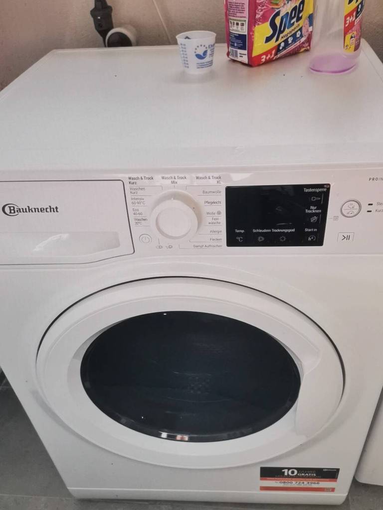 Nahaufnahme von schräg oben eines Waschtrockners im Test.