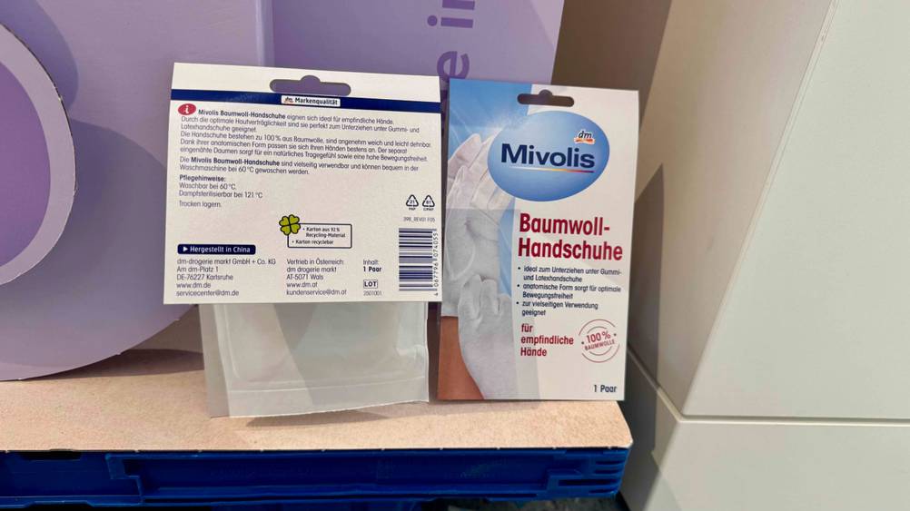 Baumwollhandschuhe im Test: Zwei Packungen nebeneinander.