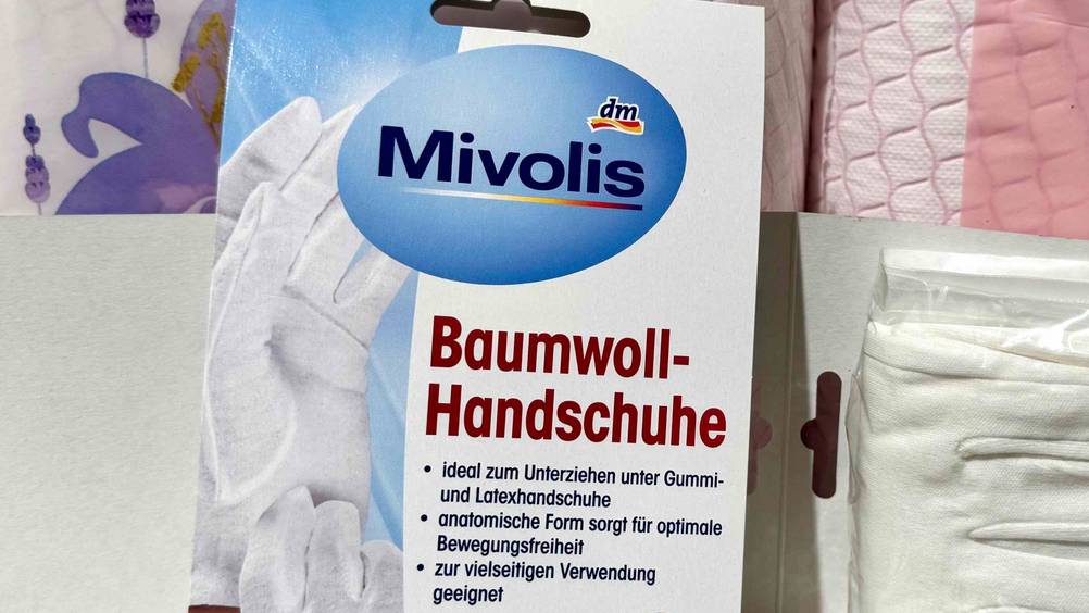 Baumwollhandschuhe im Test: Nahaufnahme der Verpackung mit Logo und Artikelbezeichnung.