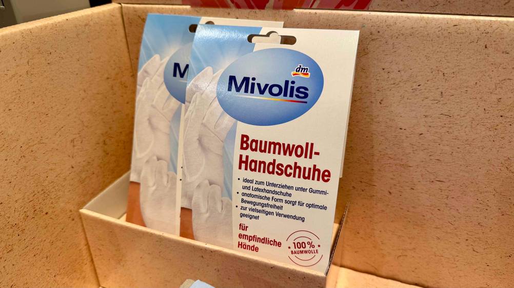 Zwei Packungen der getesteten Baumwollhandschuhe nebeneindander.