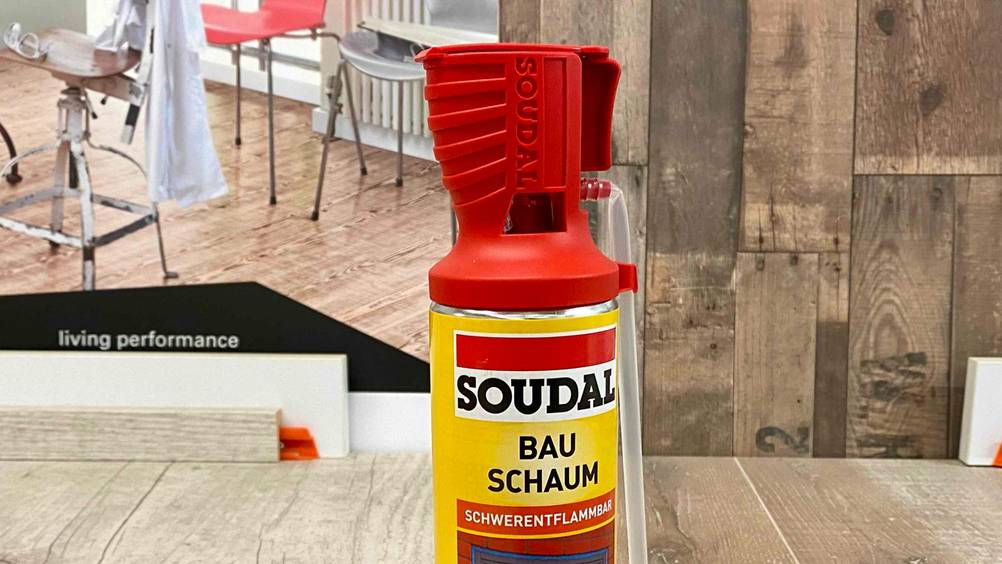 Nahaufnahme des Verschlusses einer Dose des getesteten Bauschaums.