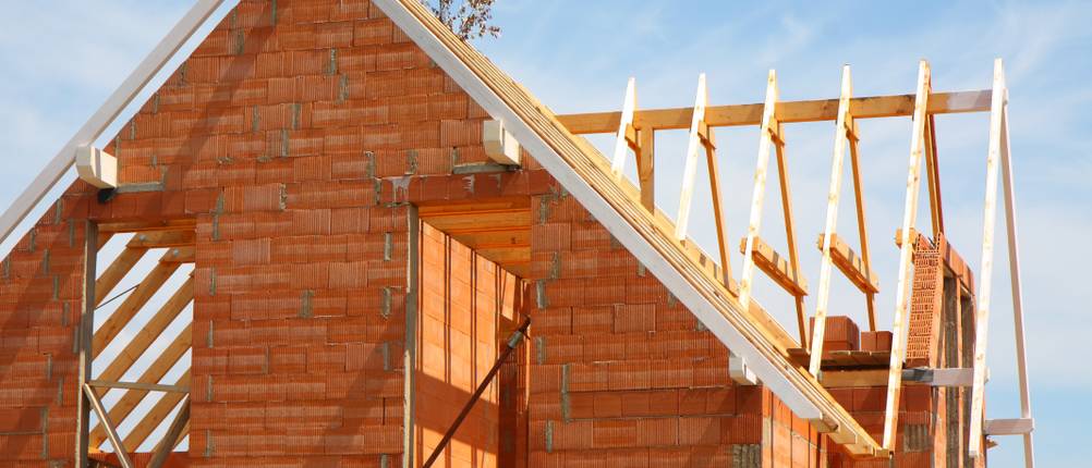 Ein Rohbau eines Einfamilienhauses.