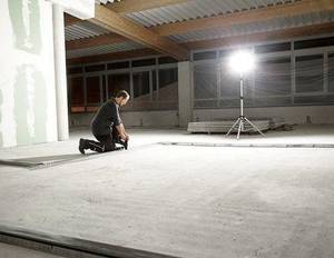 Ein Baustrahler beleuchtet einen Rohbau