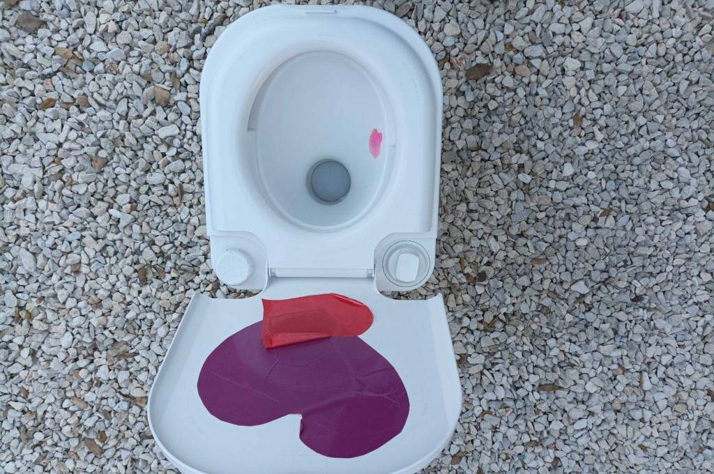 Campingtoilette getestet: Toilette steht auf einem Schotterboden.