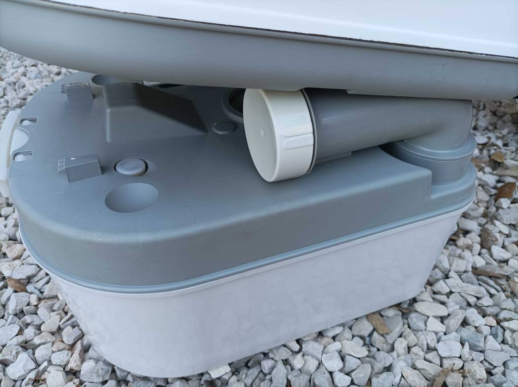 Getestete Campingtoilette hat die Farben weiß und grau.