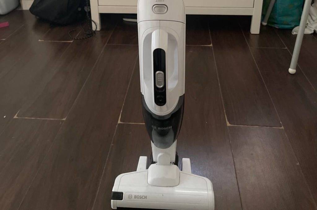 Bosch-Akkusauger im Test: Bosch BBH32551 in weißem Design mit 16 Volt Leistungskapazität steht in einem Wohnbereich.