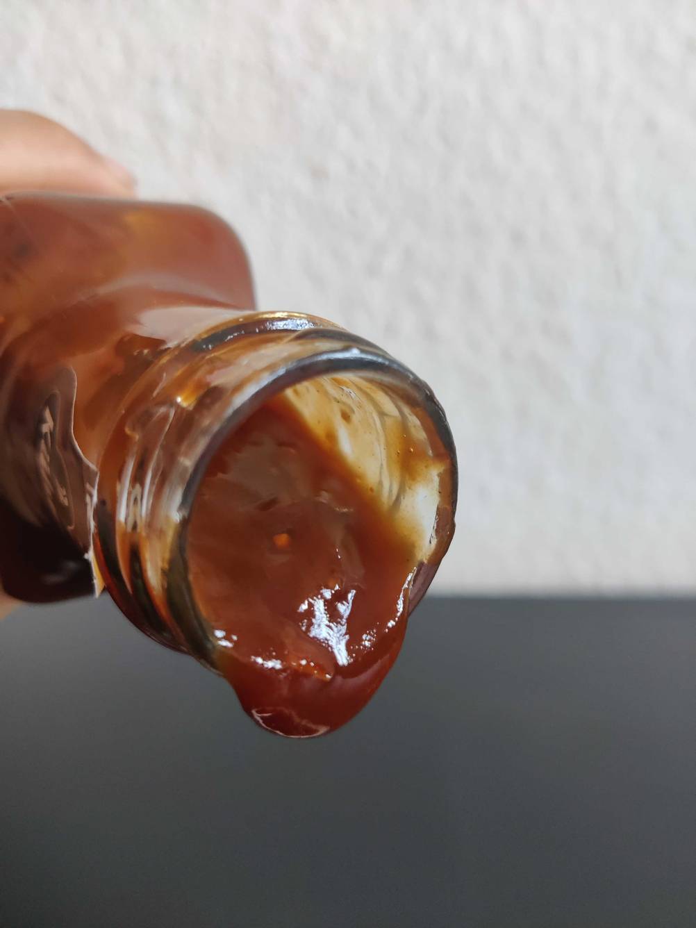 Im Test: Nahaufnahme der Flaschenöffnung beim Ausschütten der BBQ-Sauce.