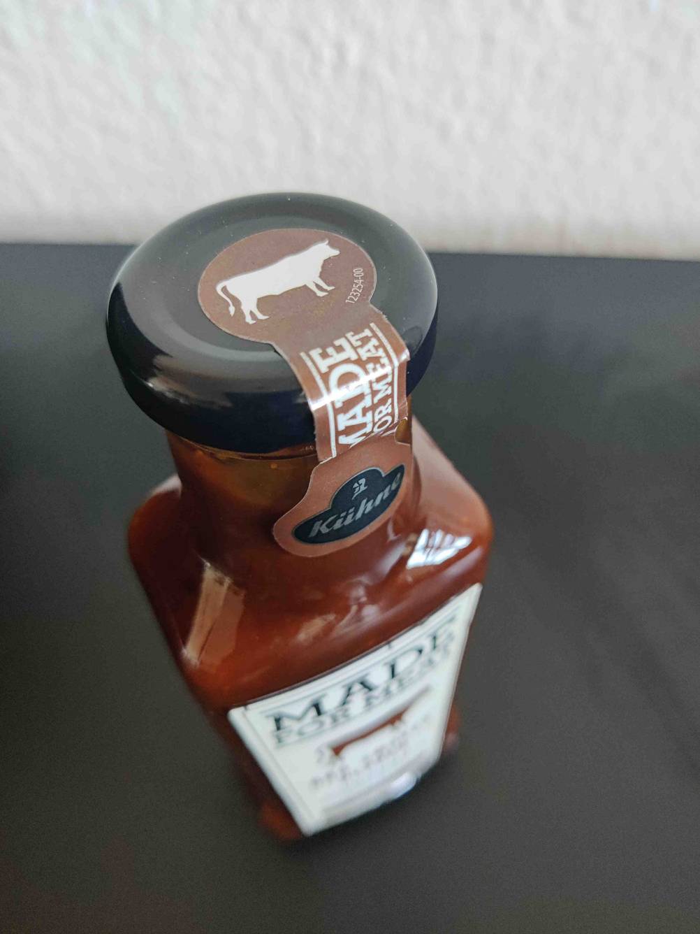 Nahaufnahme des Papiersiegels einer ungeöffneten Flasche BBQ-Sauce im Test.