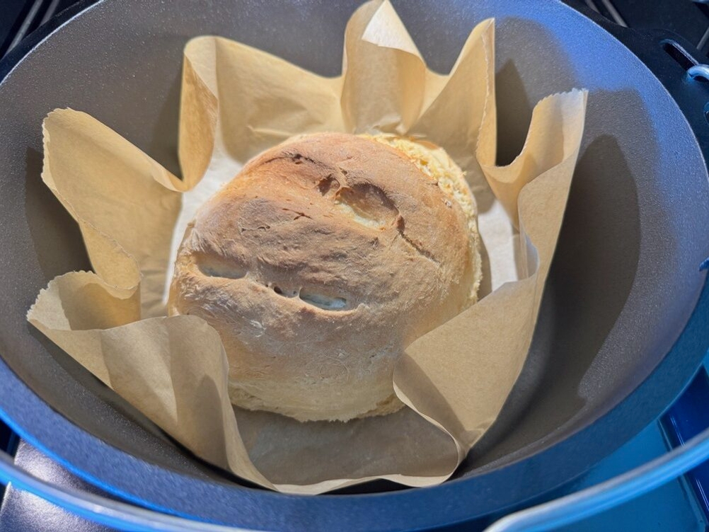 Weißbrot liegt nach dem Backen auf einem Stück Backpapier im BBQ-Toro DO9P