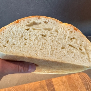 Eine Hand hält geschnittenes Weißbrot aus dem BBQ-Toro DO9P fest