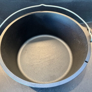 Der BBQ-Toro DO9P steht ohne Deckel auf einem Tisch