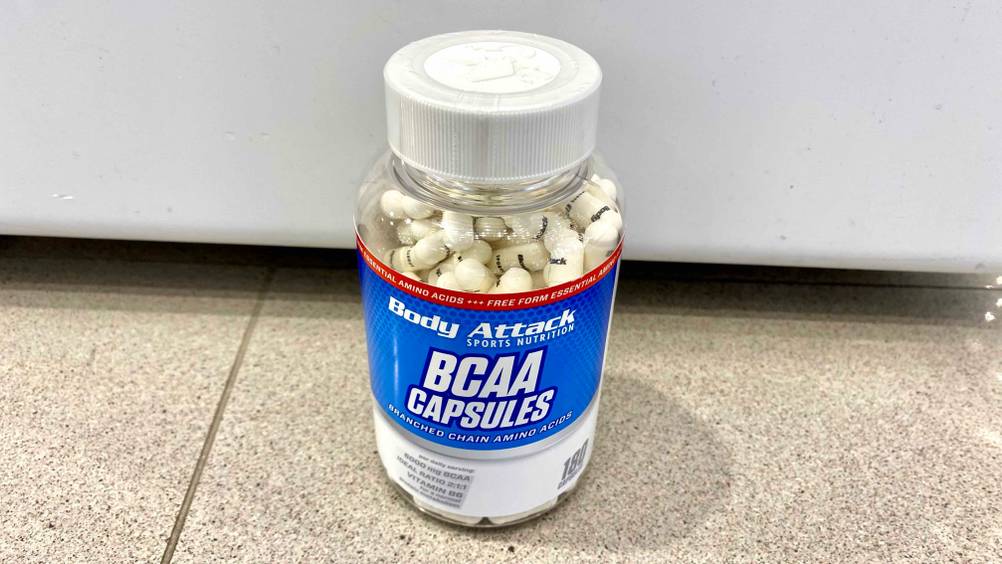 Im Test: Eine Dose von schräg oben vor einer hellen Fläche.