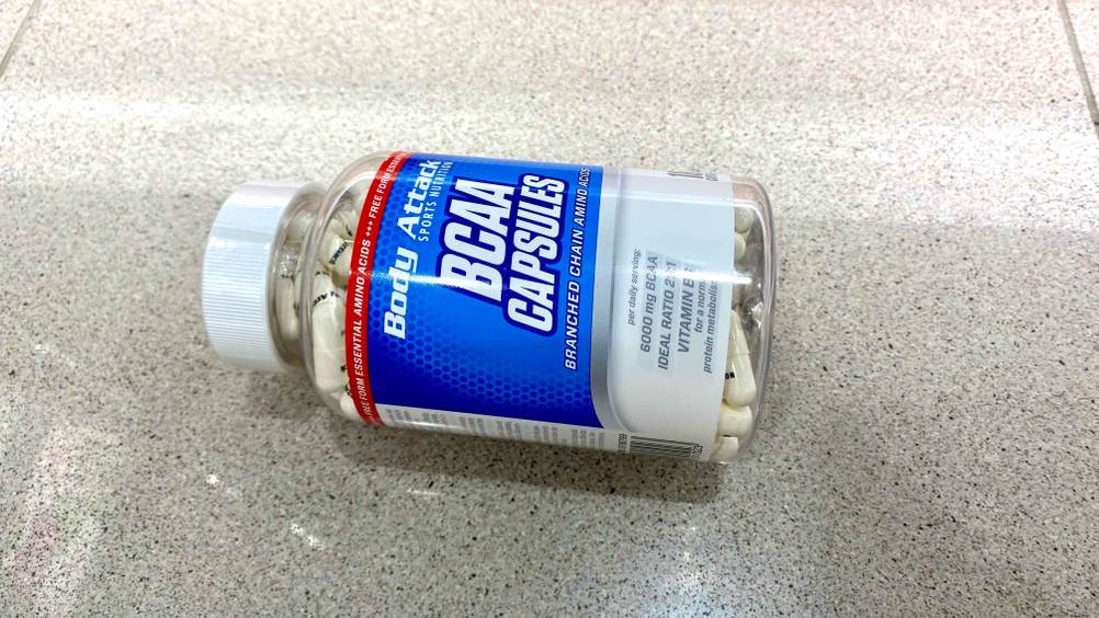 BCAA getestet: Eine Dose liegt horizontal auf einem hellen Fließenboden.