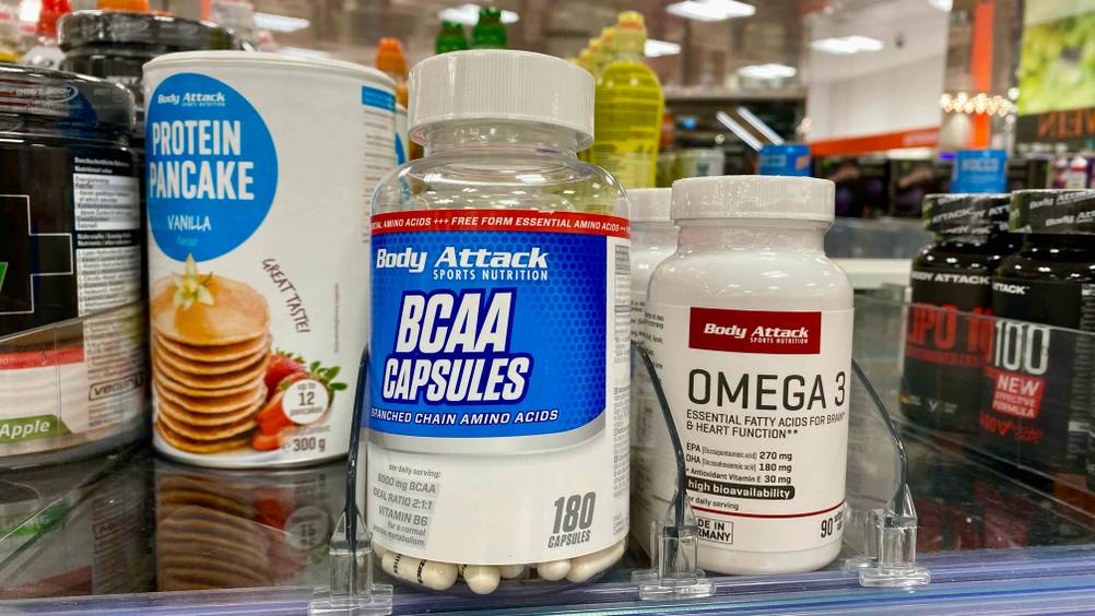 Eine Dose des getesteten BCAA steht neben anderen Produkten in einem Regal.