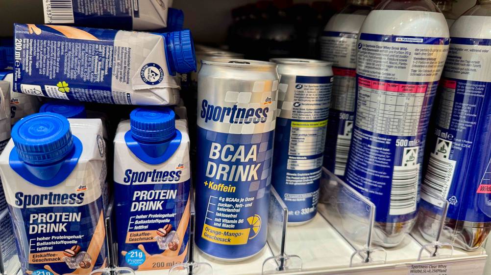 In einem Verkaufsregal steht der BCAA-Drink im Test n eben anderen Produkten.