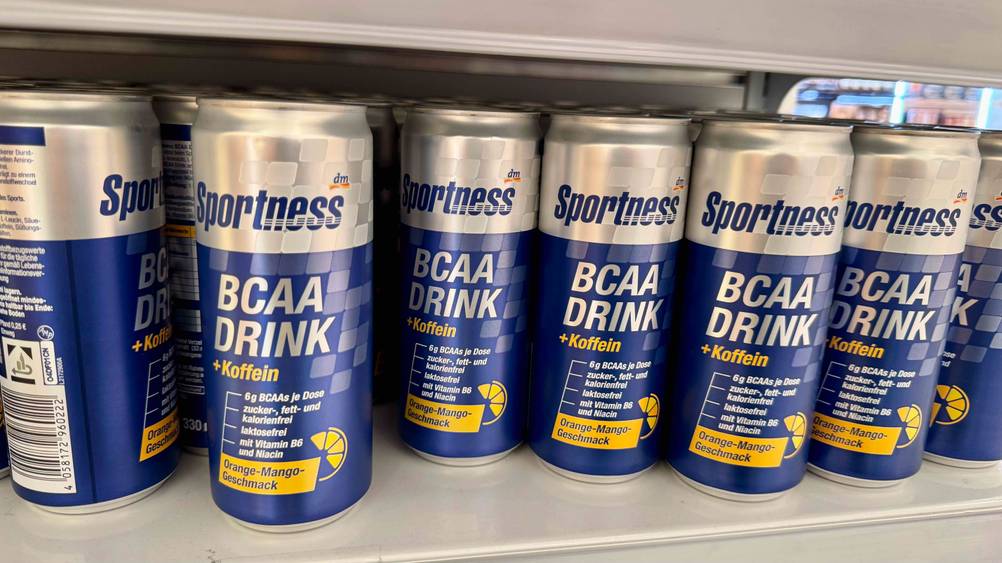 BCAA-Drink getestet: Mehrere Dosen in einem Verkaufsregal.