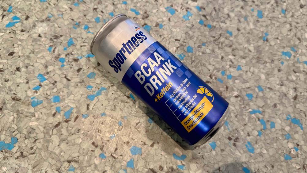Auf einem grauen Boden liegt eine Dose des getesteten BCAA-Drinks.