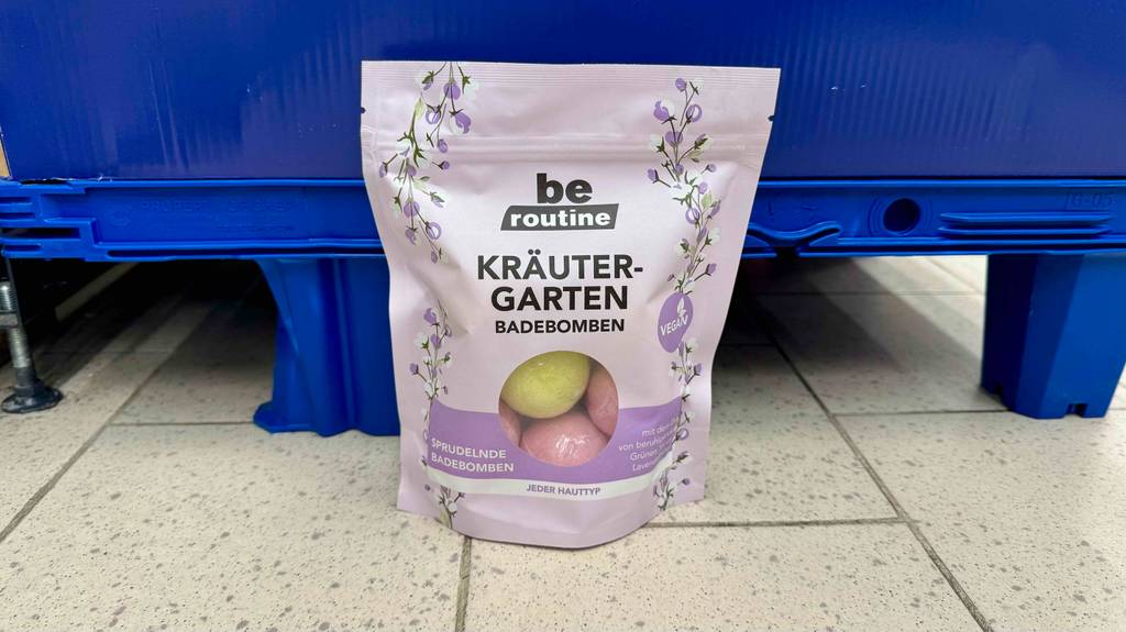Badebomben im Test: Eine wiederverschließbare Tüte steht vor einem blauen Hintergrund.