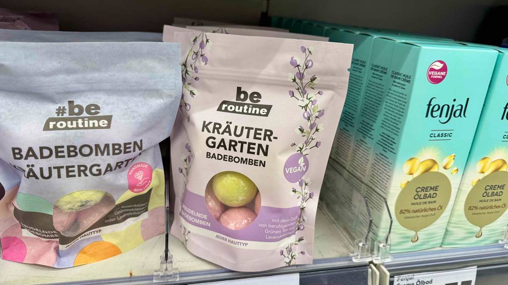 Getestete Badebomben in der wiederverschließbaren Tüte stehen nebeneinander auf einem Verkaufsregal.