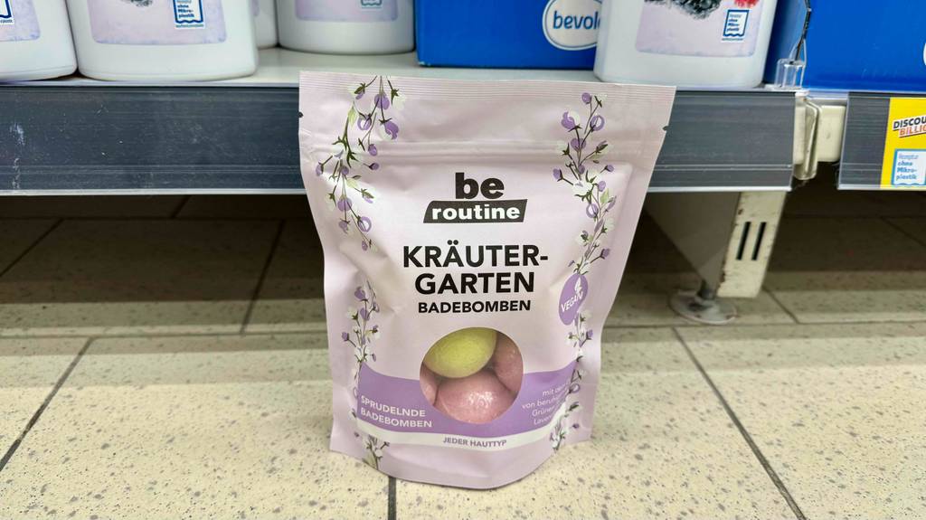 Badebomben im Test: Eine wiederverschließbare Tüte mit sprudelnden Badebomben steht vor einem Verkaufsregal.