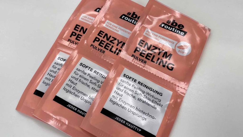 Im Test: Enzympeeling-Pulver in drei übereinanderliegenden Zweierkonfektionen vor weißem Hintergrund.