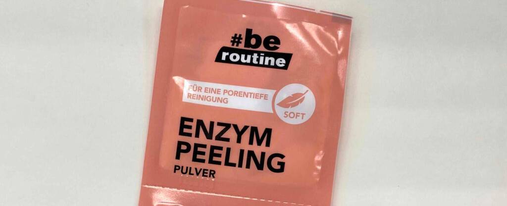 Ein Kunststoffbeutel mit Enzympeeling im Test für die einmalige Anwendung liegt auf einer weißen Oberfläche.