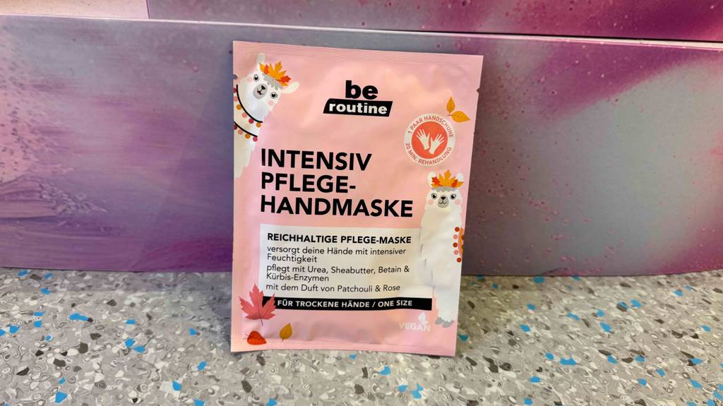Handmaske getestet: Eine Packung lehnt an einem lila Hintergrund.