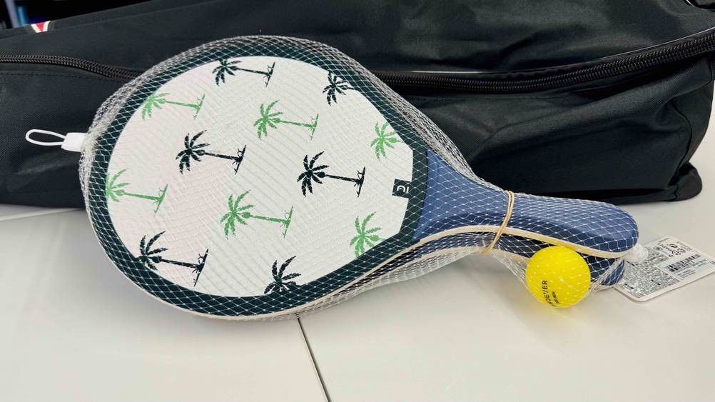 Das getestete Beachball-Set liegt vor einer Tasche auf einer hellen Fläche.