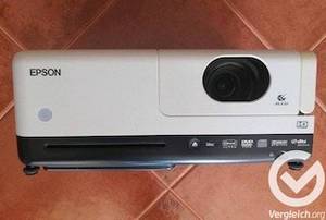 Frontansicht eines weißen Epson Beamers im Test.