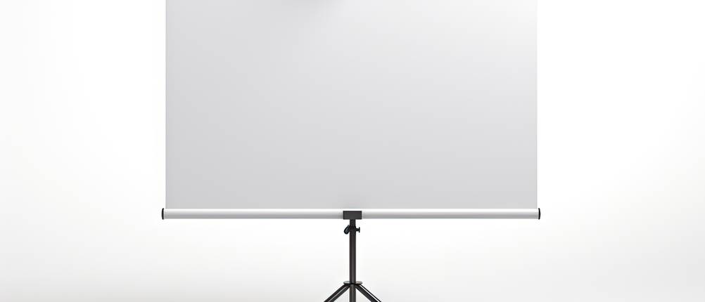 Beamer-Leinwand im Test: ausgerollte Beamer-Leinwand auf einem Stativ vor einem weißen Hintergrund