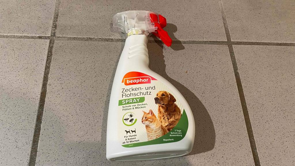 Eine Sprühflasche mit Beaphar-Zecken-Spray im Test liegt auf dem Boden.