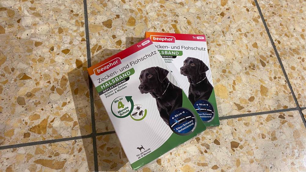 Beaphar Zeckenschutz-Halsband ohne Chemie für den Hund getestet: Eine Verpackung liegt auf der anderen.