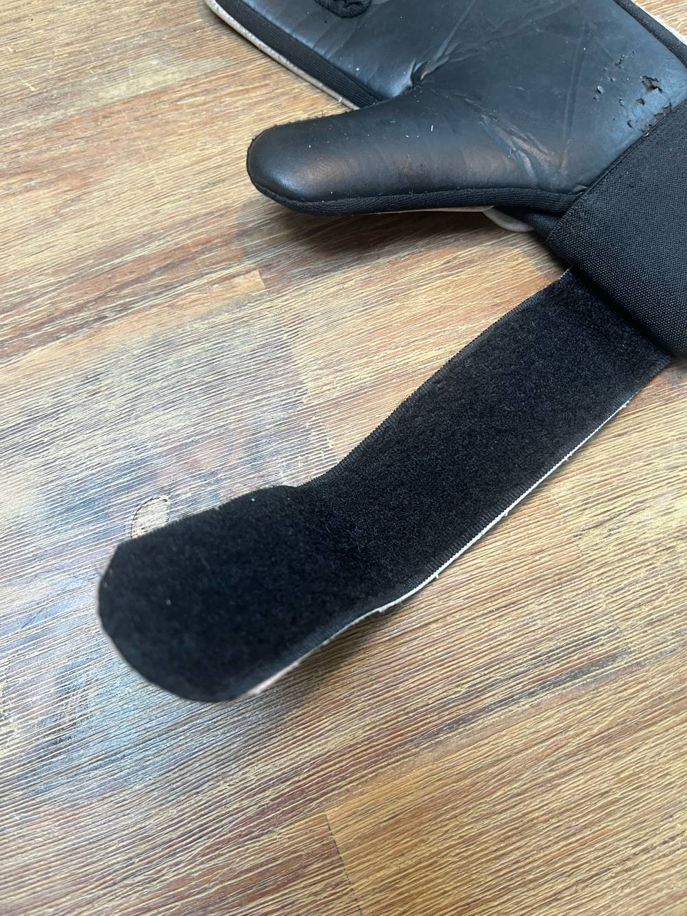 Detailansicht des Klettverschlusses von getesteten Torwarthandschuhen.