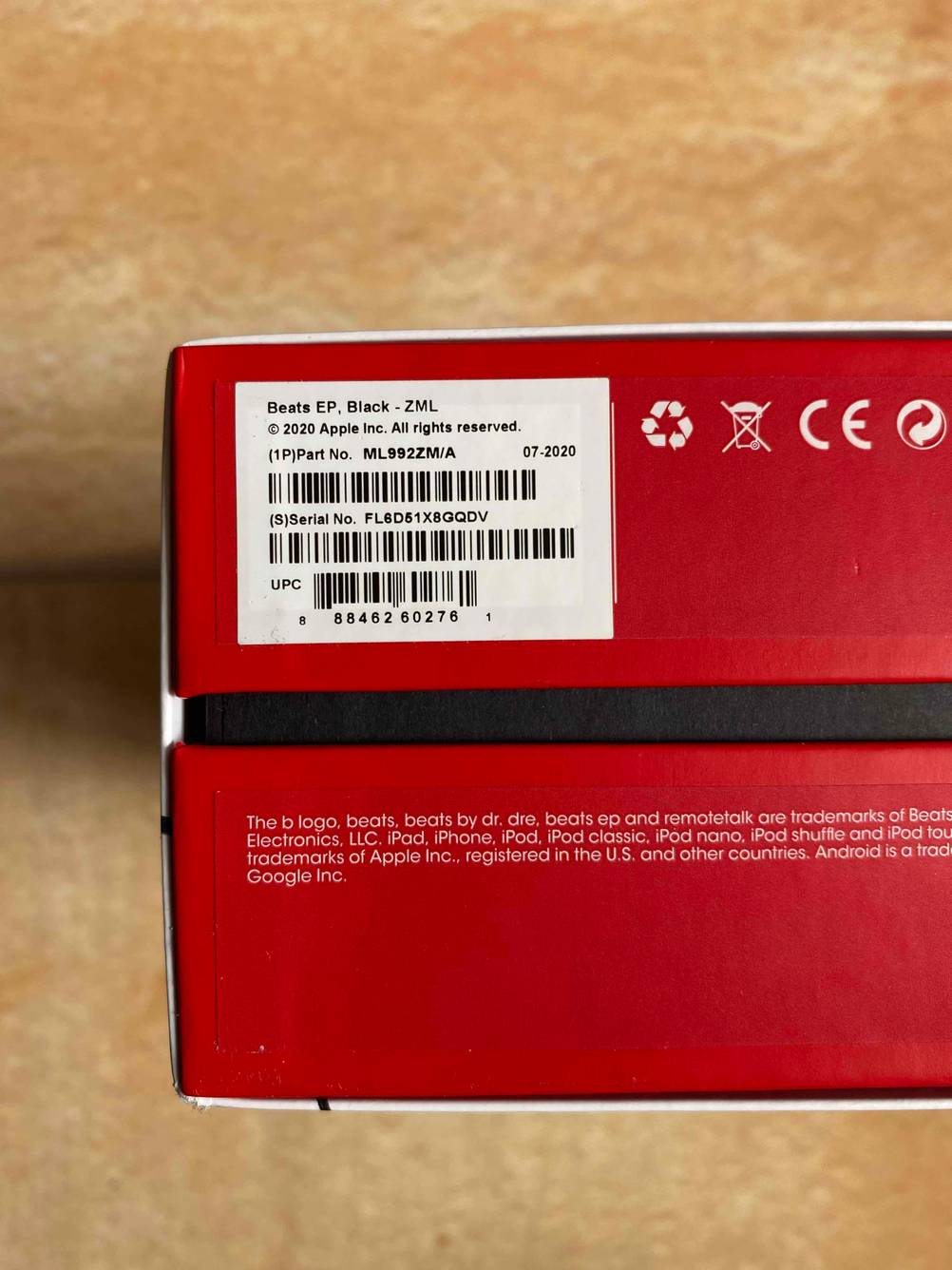 Im Test: Detailaufnahme des Labels mit Seriennummer und Modellnummer eines Beats-Kopfhörers.