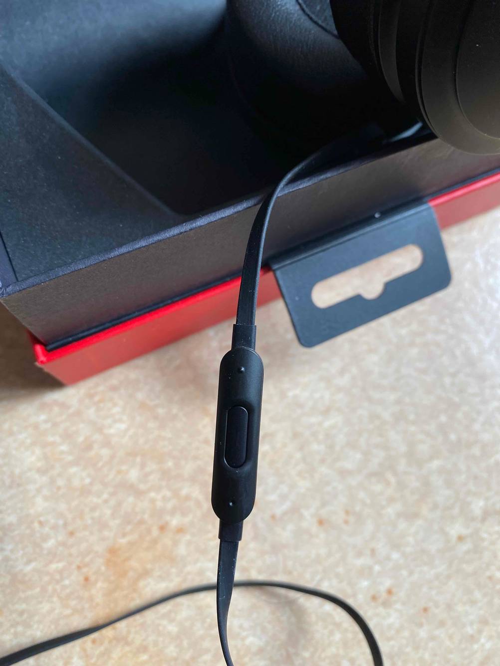 Beats-Kopfhörer getestet: Nahaufnahme des Bedienelements am Kabel.