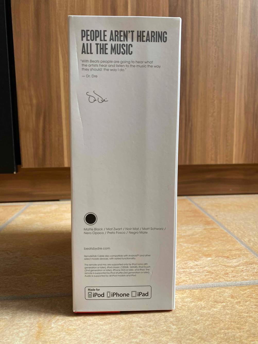 Seitenansicht einer Originalverpackung der getesteten Beats-Kopfhörer.