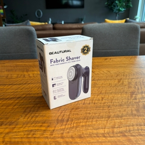 Der Karton des Beautural ISJKL9889748 steht auf einem Tisch