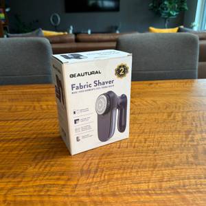 Der Karton des Beautural ISJKL9889748 steht auf einem Tisch