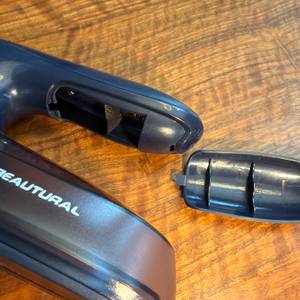 Das Batteriefach des wurde Beautural ISJKL9889748 geöffnet