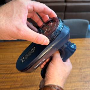 Eine Hand befestigt einen Abstandshalter auf dem Beautural ISJKL9889748