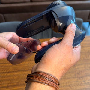 Eine Hand hält den Behälter des Beautural ISJKL9889748 fest