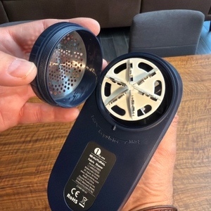 Die Abdeckung der Messer des Beautural ISJKL9889748 wurde von einer Hand abgenommen