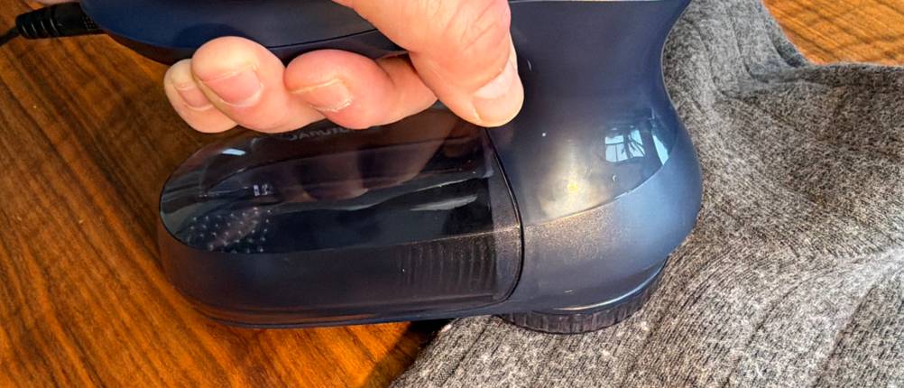 Mit dem Beautural ISJKL9889748 werden Fussel von einem Pullover entfernt