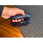 Eine Hand hält den Beautural ISJKL9889748 während der Rasur auf einem Pullover