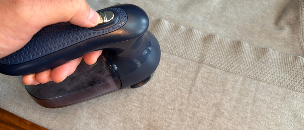 Mit dem Beautural ISJKL9889748 wird ein Pullover rasiert