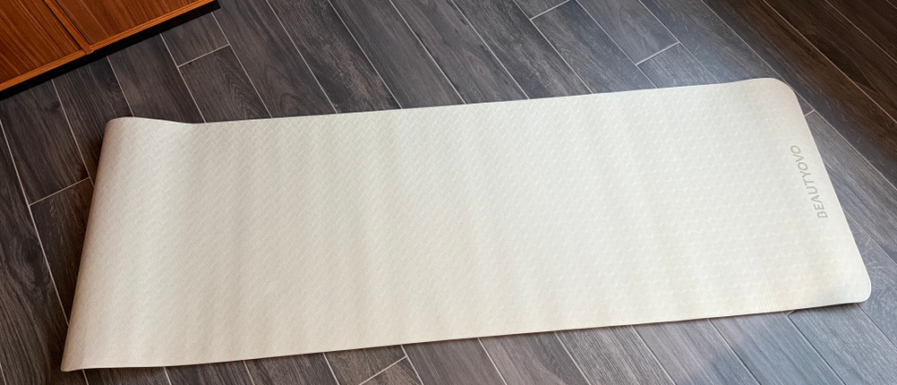 Die Beautyovo-Gymnastikmatte liegt auf einem Fliesenboden