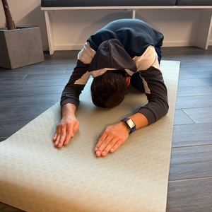 Eine Person macht eine Übung auf der Beautyovo-Gymnastikmatte